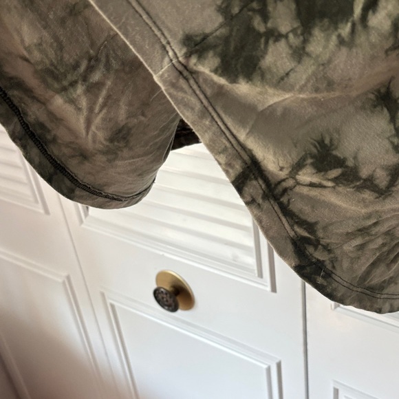 Old Navy Olive Tie-Dye V-Neck Tee - Picture 4 of 4